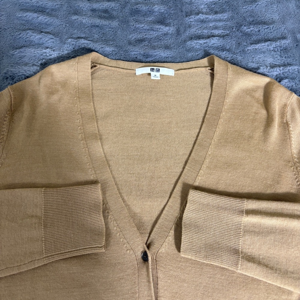 Uniqlo Womens 100% Wool V-Neck Cardigan Sweater Camel Tan Medium 251-173609